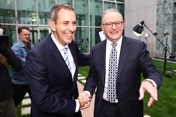El tesorero Jim Chalmers y el primer ministro Anthony Albanese venden el presupuesto en mayo. El presupuesto va camino de alcanzar un superávit dos años antes de lo previsto originalmente.