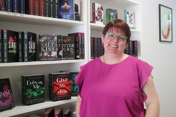 Renee Woolnough deixou seu emprego na penitenciária para abrir a primeira livraria de romances de Brisbane.