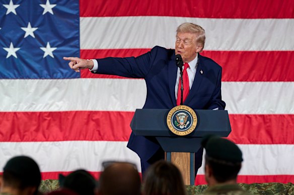 Il presidente Donald Trump parla alle truppe americane a Fort Bragg, nella Carolina del Nord.