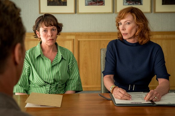 Olivia Colman interpreta a Ivy Rose y Allison Janney, su abogada de divorcio que habla duro en las Rosas.