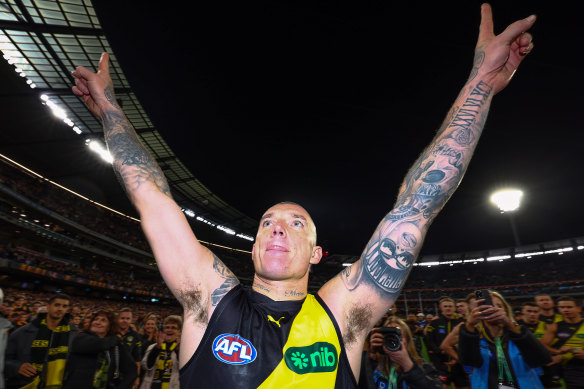 Dustin Martin thanks the crowd after his 300th game.