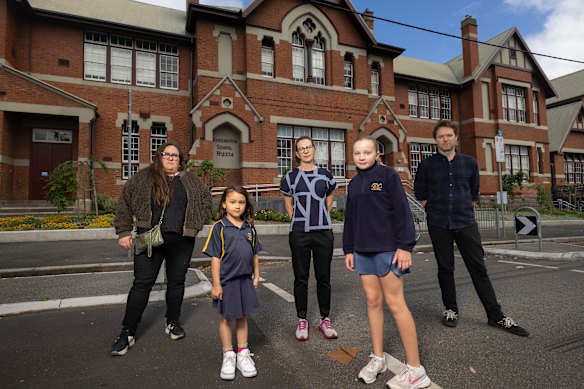 Valentina Smith, Indie Walles, 6, Katherine Sheedy, Charlotte Rogers, 10, and Kensington Primary School council president David Frazer.