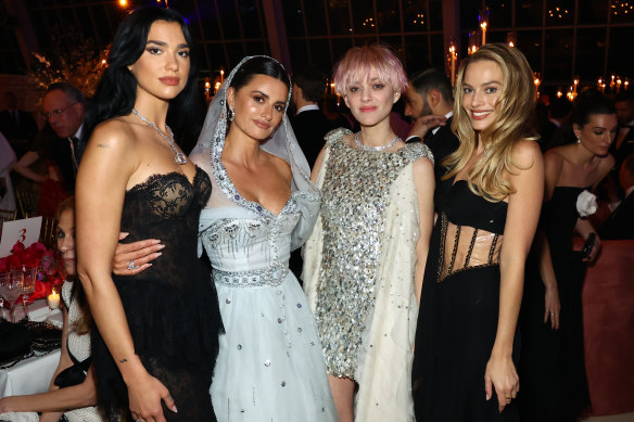 Inside the gala the celebs are hanging out. Dua Lipa (after a dress change), Penélope Cruz, Marion Cotillard and Margot Robbie pose inside.