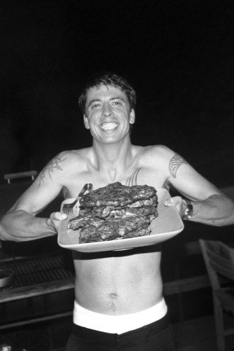 Um jovem Dave Grohl fazendo churrasco na Virgínia em 1999.