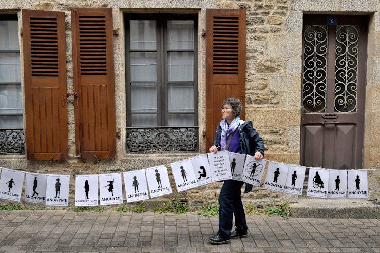 Protest outside the court for Le Scouarnec’s victims.