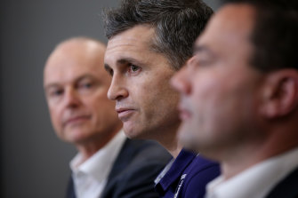 New Fremantle coach Justin Longmuir (centre) addresses the media.