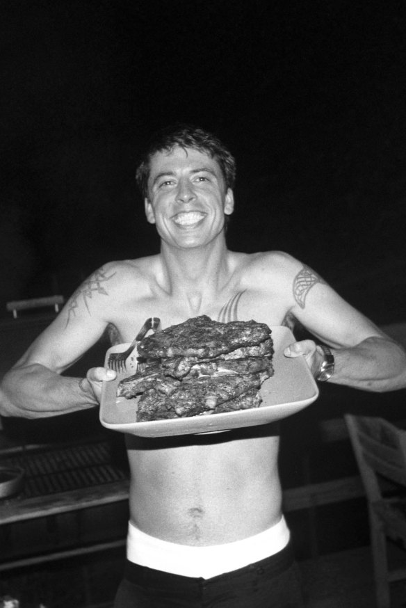 A young Dave Grohl barbecuing in Virginia in 1999.