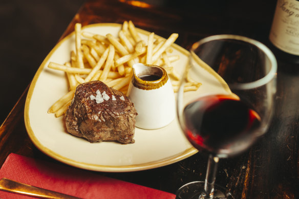 Steak frites at L’Auberge du Bout du Monde.