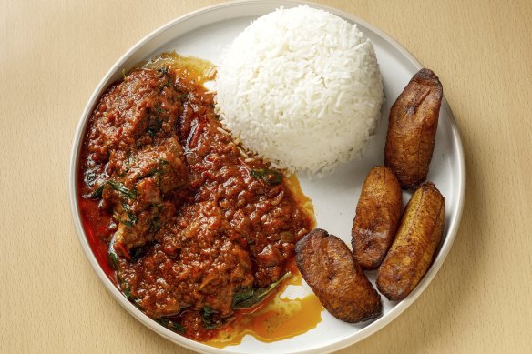 Tomato chicken stew with white rice and fried plantain.