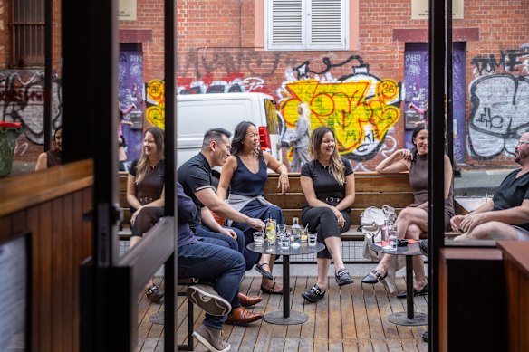 Los asientos se extienden hacia la calle.