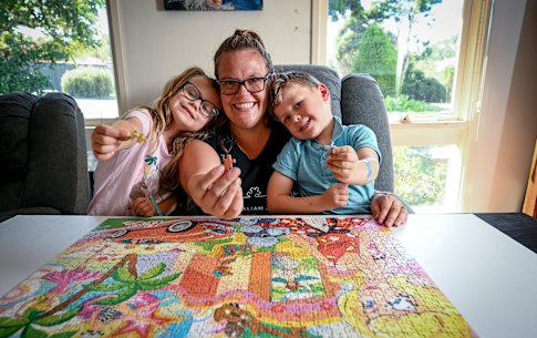 Jigsaw puzzle enthusiast Alannah Jenkins with daughter Elouise and son Noah. 