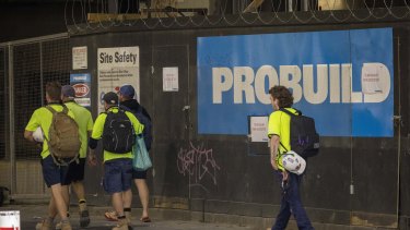 Les travailleurs d'un site Probuild à Melbourne ont rassemblé des objets avant de partir après avoir appris l'effondrement du groupe. 