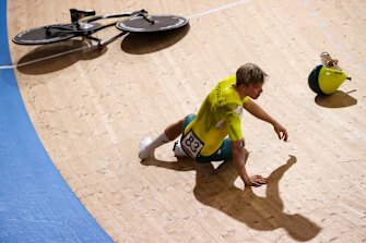 Australia’s Alex Porter crashed when his handlebars snapped mid-race.