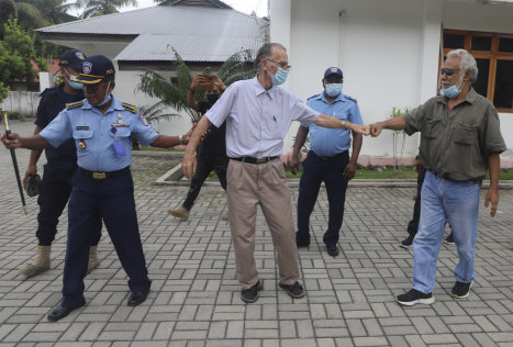 Former East Timor president Xanana Gusmåo (right) offers a show of support for Daschbach outside court.