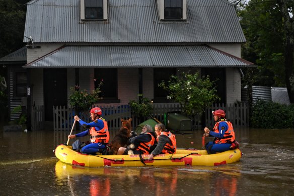 SES teams rescue Windsor residents from their homes as the Hawkesbury River floods across the region.