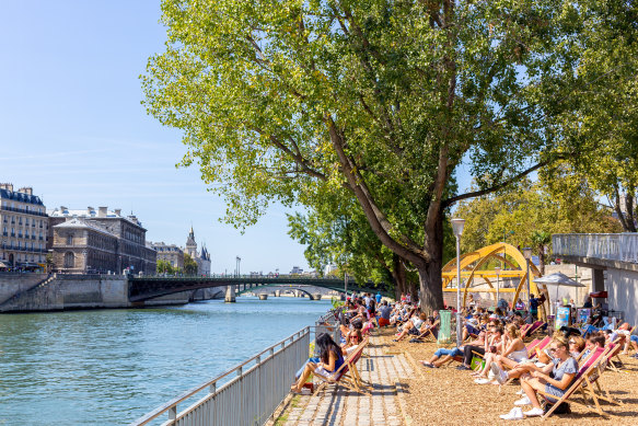 Cooling off by the Seine.