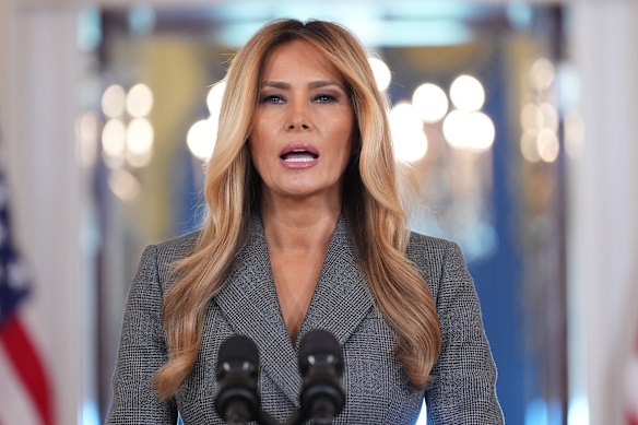 Melania Trump fez uma rara declaração pública no grande saguão da Casa Branca.