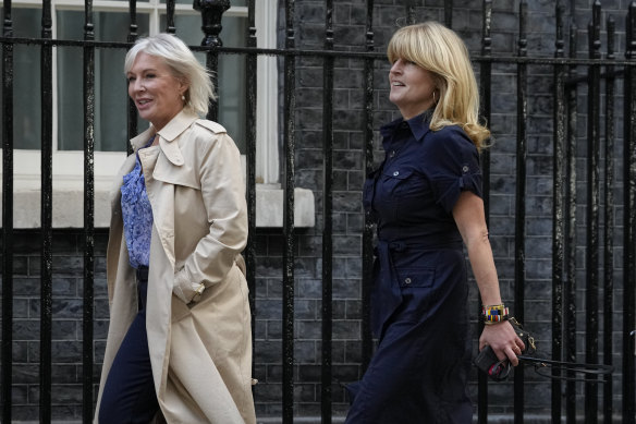 Nadine Dorries (solda) Eylül 2022'de Londra'daki Downing Caddesi'nde.