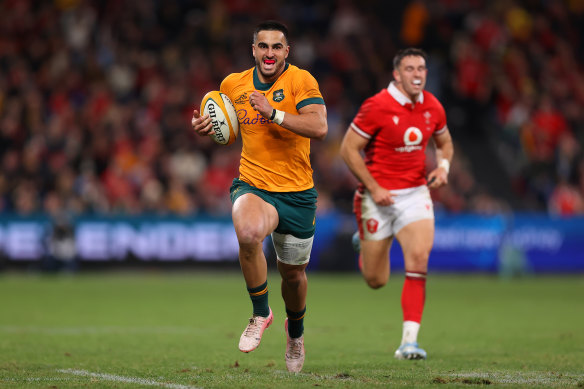 Tom Wright on his way to scoring a try at Allianz Stadium. 