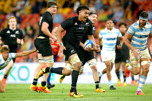 Tupou Vaa’i heads to the try line for the All Blacks.