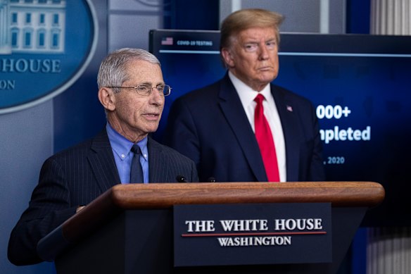 Anthony Fauci con il presidente Donald Trump nell’aprile 2020 mentre la pandemia prendeva piede.