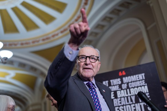 O líder dos Democratas no Senado, Chuck Schumer, recusa-se a ceder às exigências republicanas para aprovar uma resolução contínua “limpa” para reabrir temporariamente o governo.