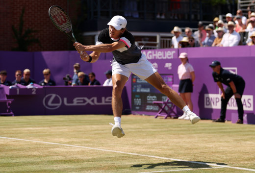 Alex de Minaur returns to Carlos Alcaraz at Queen’s.