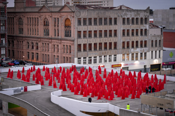 About 500 people gathered on the top of the Woolworths building in Melbourne’s Prahan for Tunick’s last Australian installation in 2018.