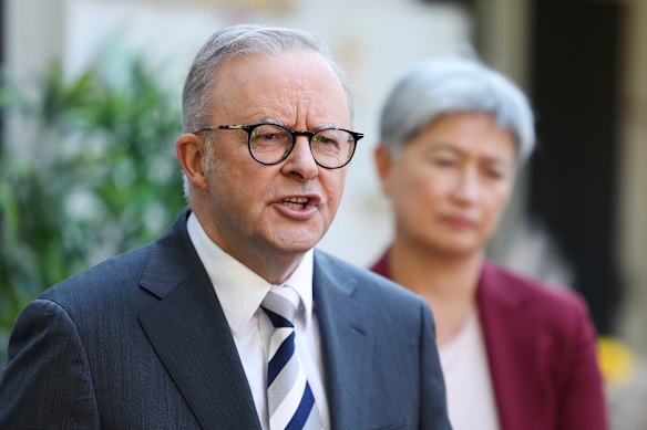 Anthony Albanese dismissed questions about Jacinta Allan’s absence from his campaign stop sin Melbourne.