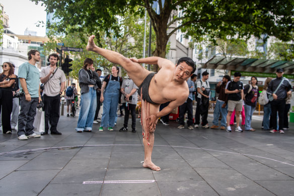 Gocchanko began busking by singing in his outfit, before he found a market wrestling strangers.