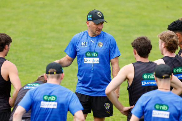 Adem Yze addresses his players at Richmond training.