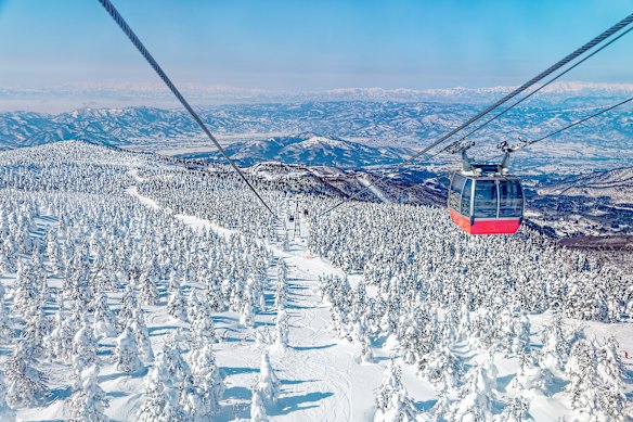 A cable car flies over a piste in Zao Onsen, Yamagata.