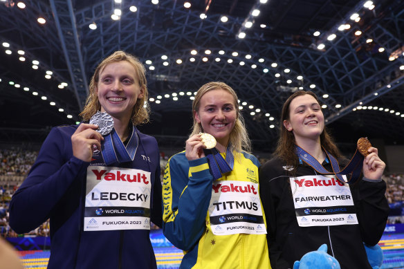 Ariarne Titmus (centre) with her gold medal after the women’s 400m freestyle final. 