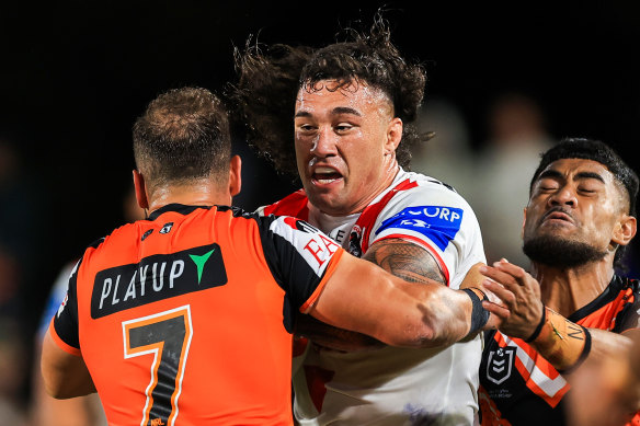 Jaydn Su’A has committed to stay at the Dragons.