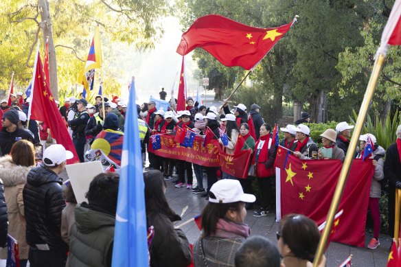 Protesters and supporters of Chinese Premier Li Qiang at the entrance of Adelaide Zoo.