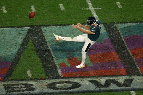 Arryn Siposs punts against the Chiefs during the fourth quarter. 