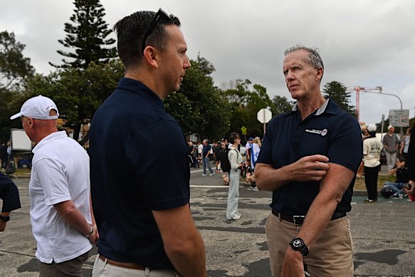 O presidente-executivo do Surf Life Saving NSW, Steve Pearce (à direita), junto com o gerente geral Brent Manieri, disseram que os salva-vidas correram direto para os tiros.