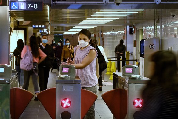 Free phone chargers will be rolled out across 15 stations in Sydney under a NSW Labor election commitment. 