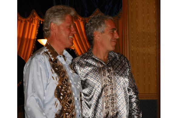 미국 법무부가 공개한 날짜가 기재되지 않은 이 사진에는 빌 클린턴 전 대통령과 제프리 엡스타인의 모습이 담겨 있습니다. (AP를 통한 미국 법무부)