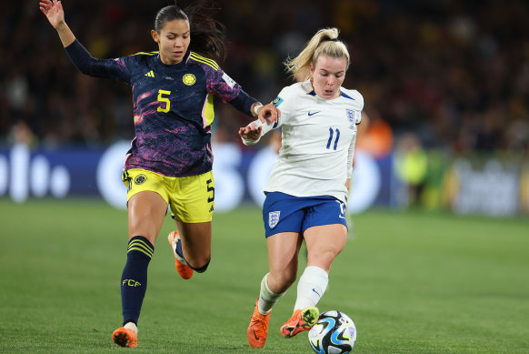 Lauren Hemp of England controls the ball against Lorena Bedoya Durango of Colombia.