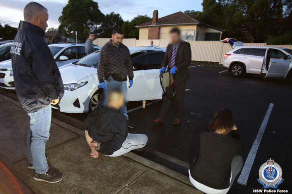 Police have arrested 16 people in the central west and Sydney for their alleged involvement in a drug syndicate. 