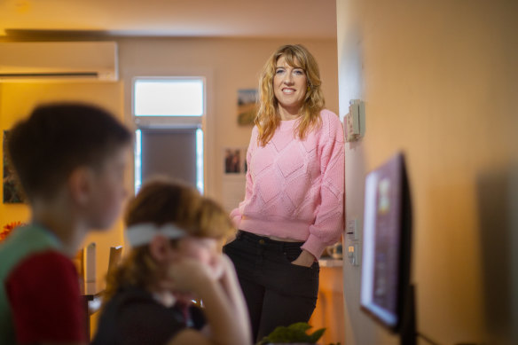 Laura Bos sets time limits on her sons’ screen use. A new study suggests limiting WiFi or data access is the best approach for parents.