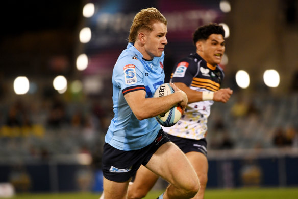 Max Jorgensen races upfield ahead of a Waratahs try.