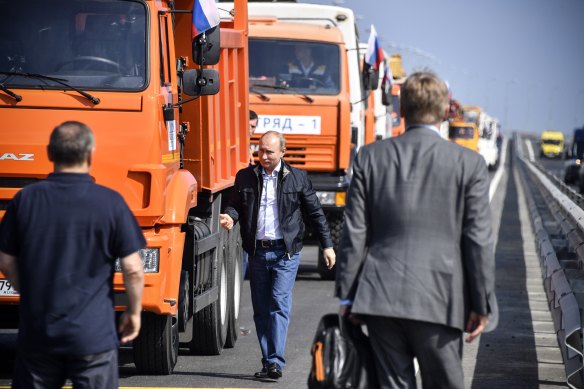Rusya Devlet Başkanı Vladimir Putin, 2018'deki açılış töreninde Rusya ile Kırım yarımadasını birbirine bağlayan köprüyü kamyonla geçti. 