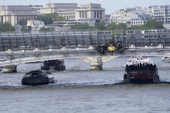 Tourist barges pass under the Alexandre III bridge.
