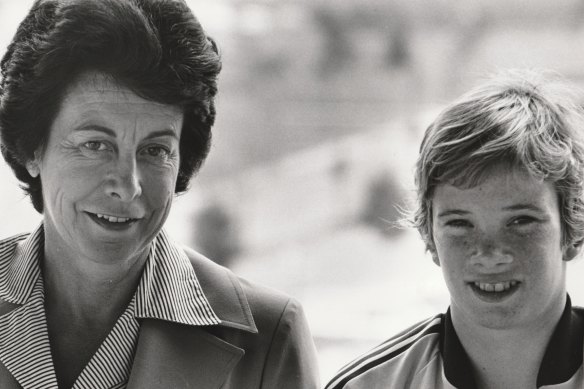 Evelyn Dill-Macky with Tracey Wickham, the 1978 world champion in the 400m and 800m freestyle and gold medallist in both at the 1978 and 1982 Commonwealth Games.