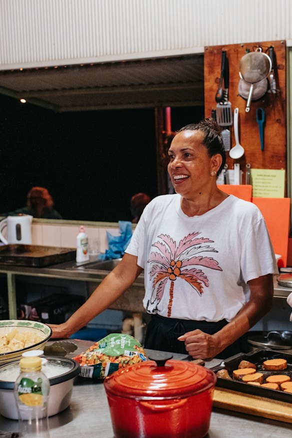 Frances Rings cooking for elders in the
bush kitchen.