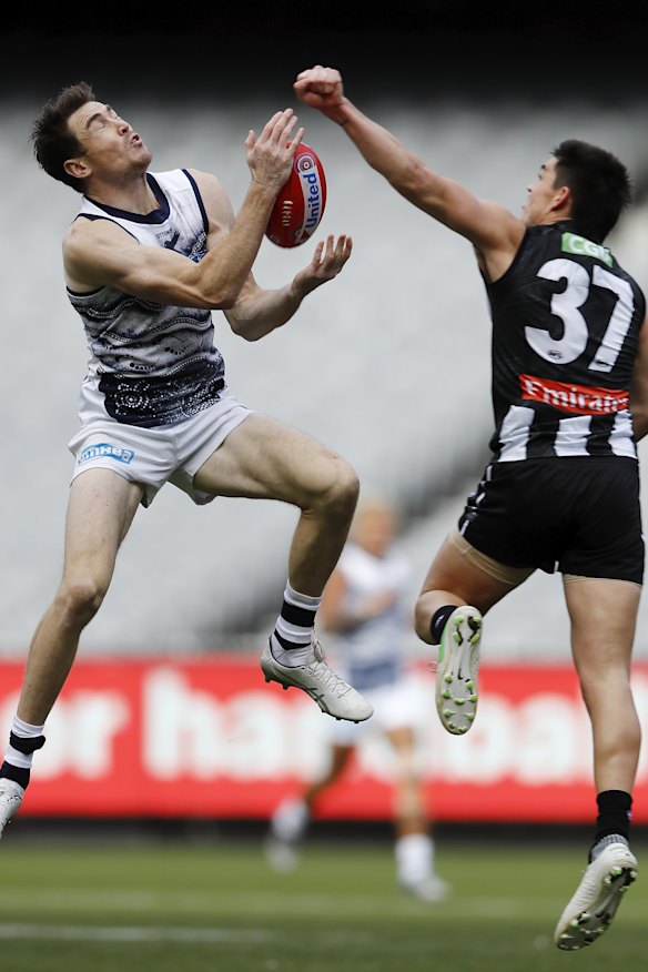 Brayden Maynard soars to spoil Jeremy Cameron.