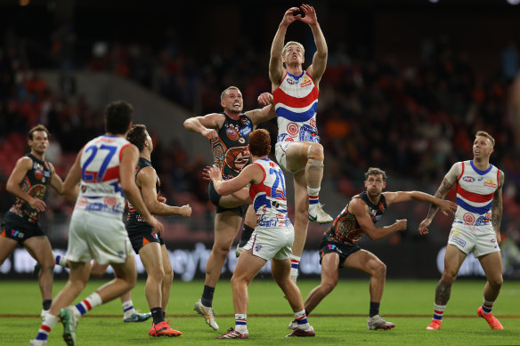 De Goey on Pies’ frantic finish; Giants, Dogs locked in tight contest; Swans gun escapes ban
