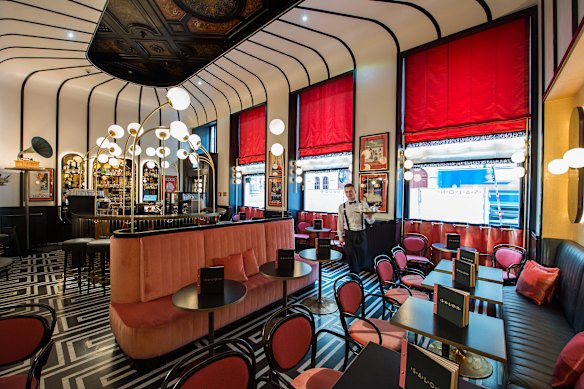 Hotel Sacher… a perfect cake-eating venue and home to the Sachertorte.